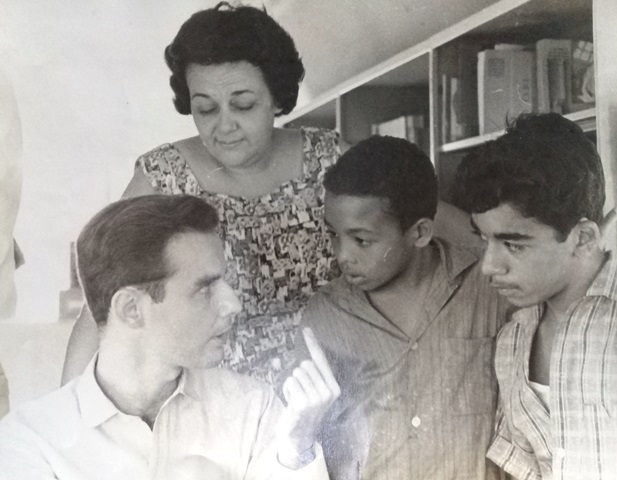 Foto de Emilio Setién junto a Osiris Riera, en las labores de extensión bibliotecaria, junio de 1965. Colección especial de fotografías BNJM.
